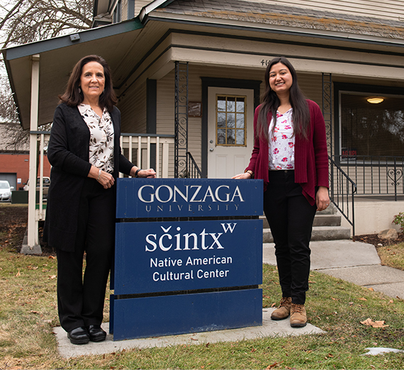 インディアンのインスピレーションを反映したグラフィック要素