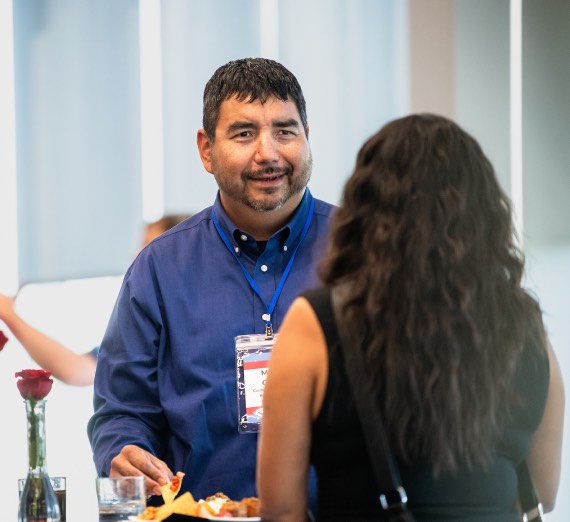 インディアンのインスピレーションを反映したグラフィック要素